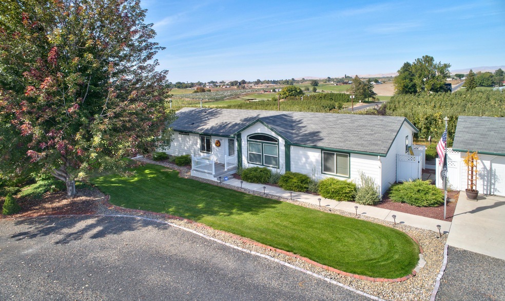 1. 721 Division Rd Zillah WA