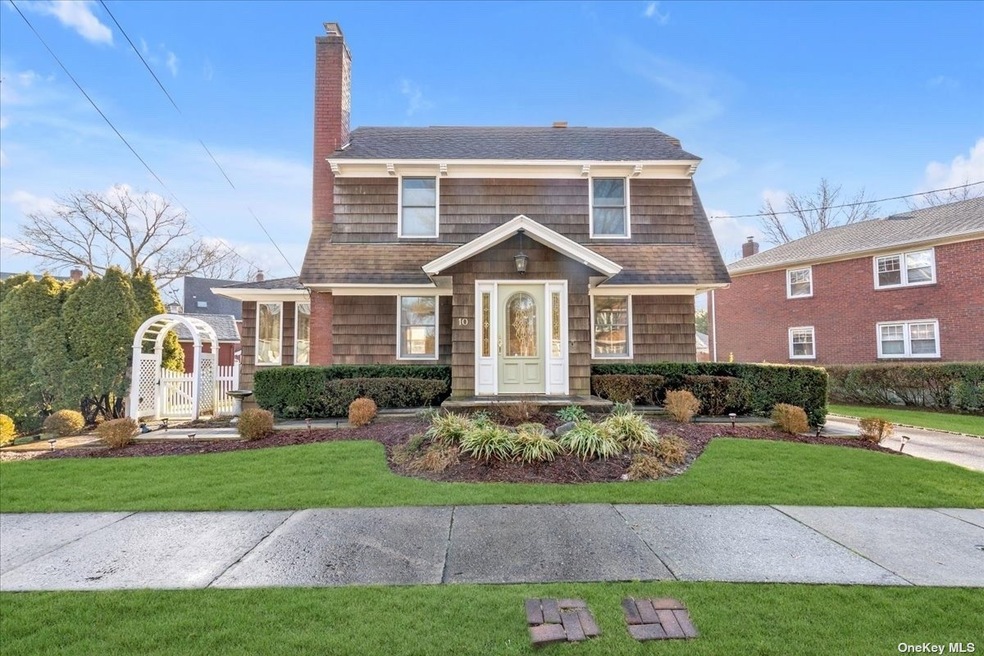 10 Crocus Ave, Floral Park, NY 11001 - photo 1