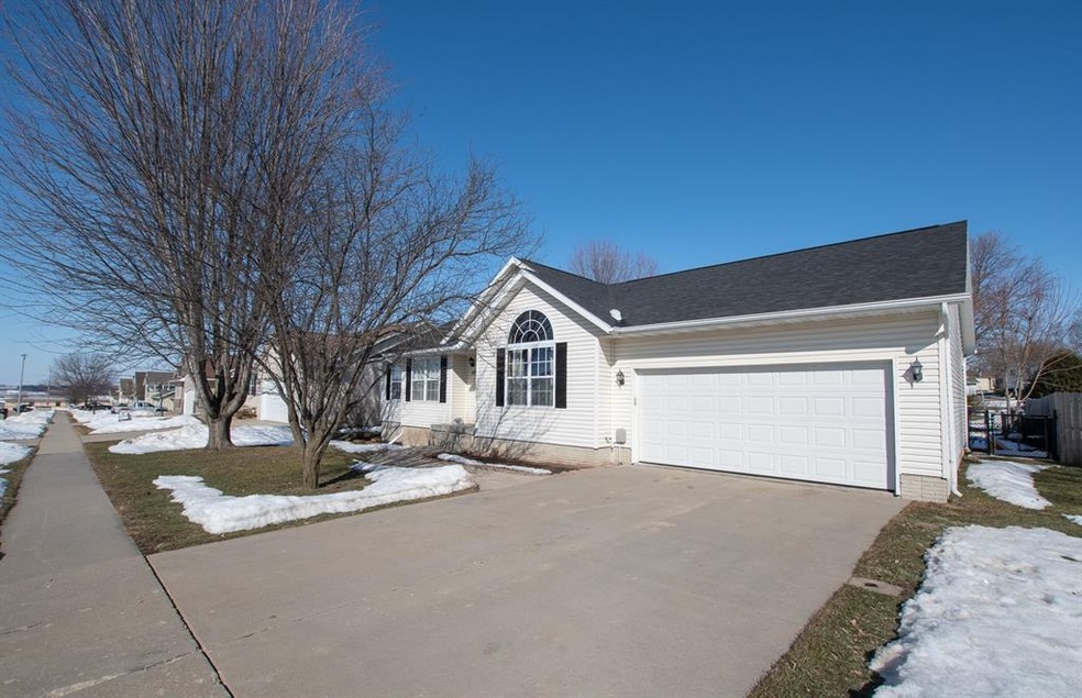 113 Whispering Wind Ln, Center Point, IA 52213 - photo 1
