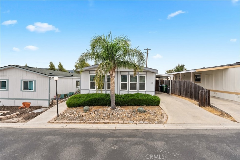 This delightful manufactured home features 1344 sf, 3 bedrooms and 2 full bathrooms.