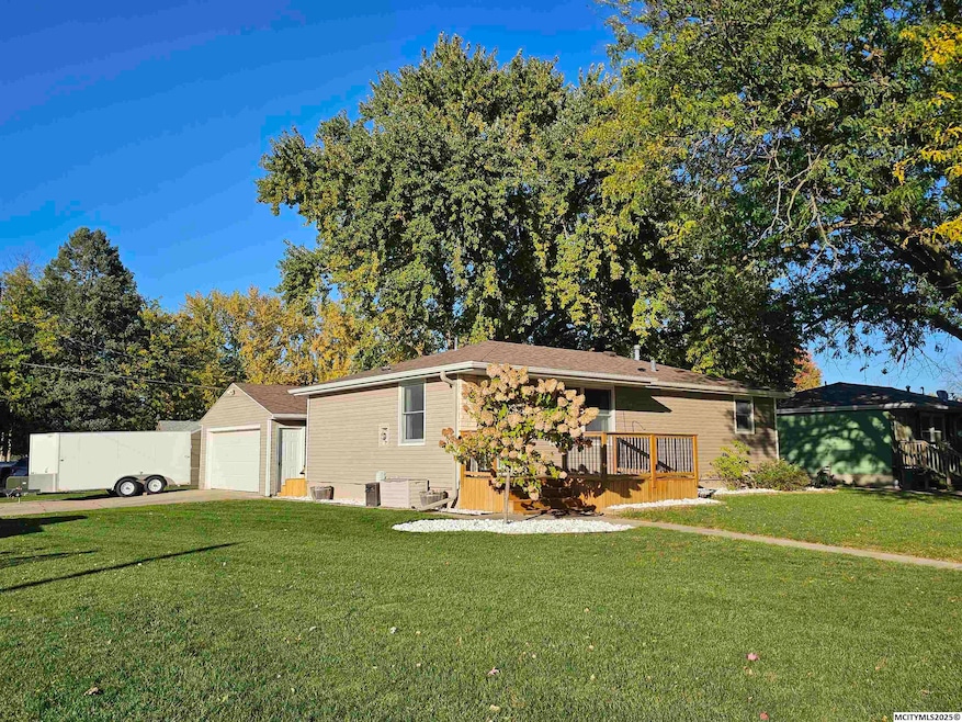 1526 10th St SW, Mason City, IA 50401 - photo 1
