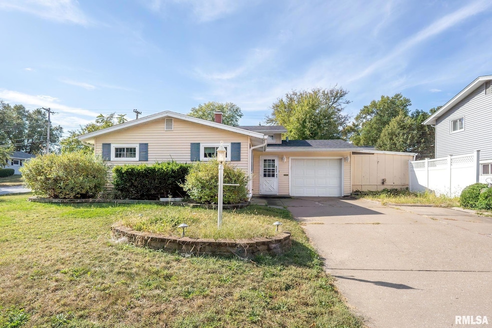 405 Westerfield Rd, Davenport, IA 52806 - photo 1