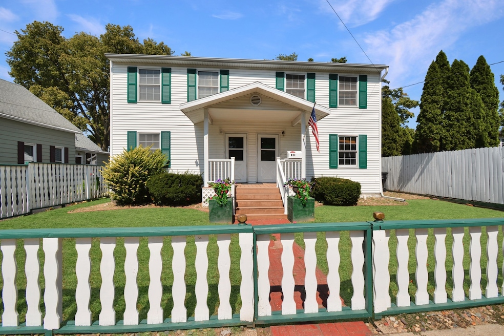 611 W Locust St unit 2, Bloomington, IL 61701 - photo 1