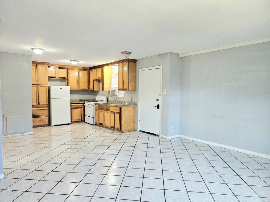1109 Broadway Avenue J unit 15, Galveston, TX 77550 - photo 1