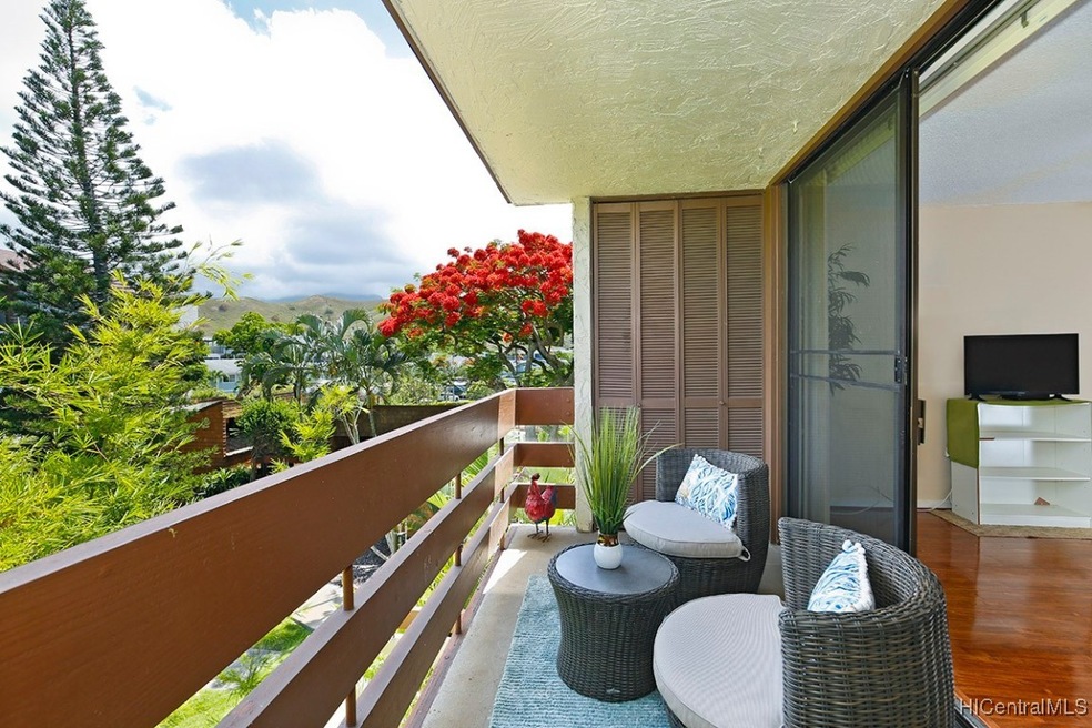 Gorgeous views of flowering trees and Koolau Mount