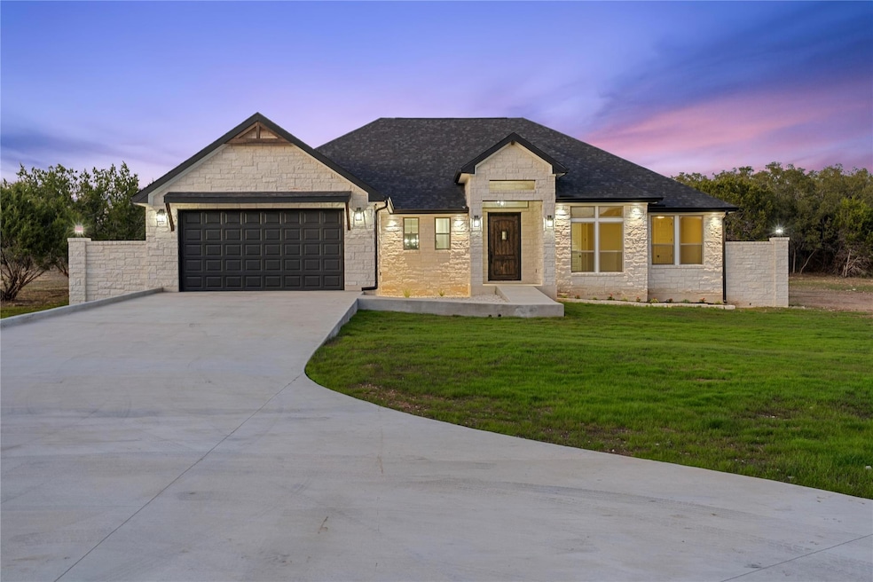 View of front facade featuring a front lawn, fenc