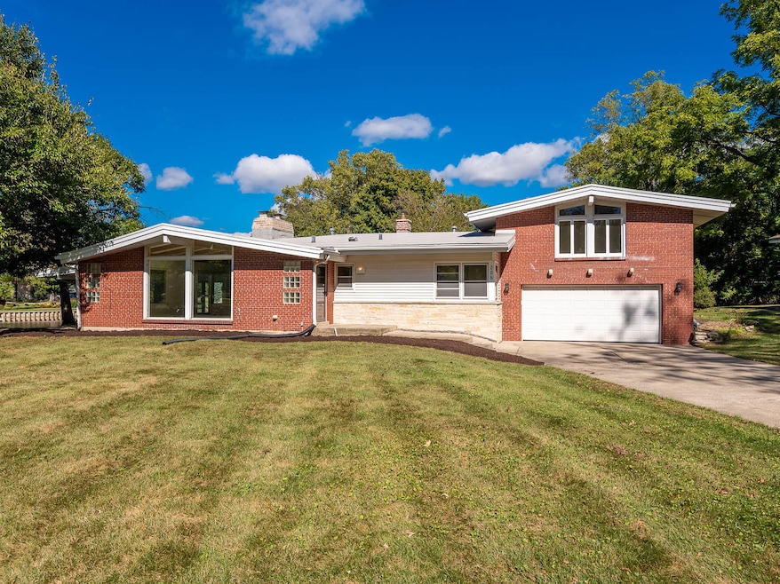 328 Walnut Ln, Oak Brook, IL 60523 - photo 1