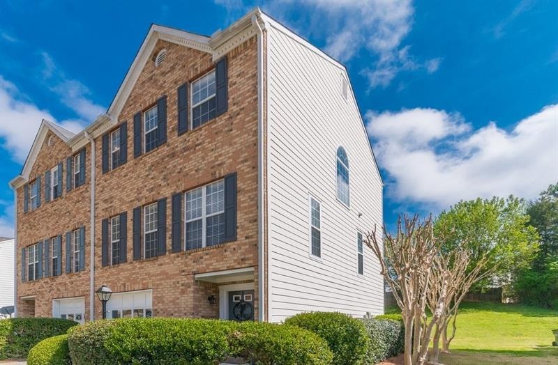 Rare 3BR End-Unit Townhome in Baker Heights