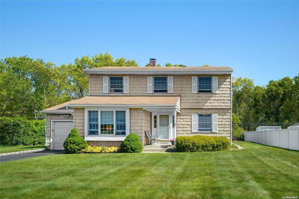 501 Greenbelt Pkwy, Holtsville, NY 11742 - photo 1