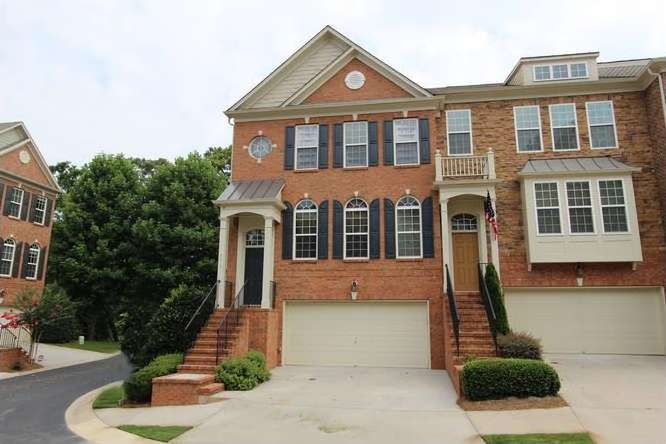 WELCOME HOME TO THIS STUNNING END UNIT HOME OFFERI