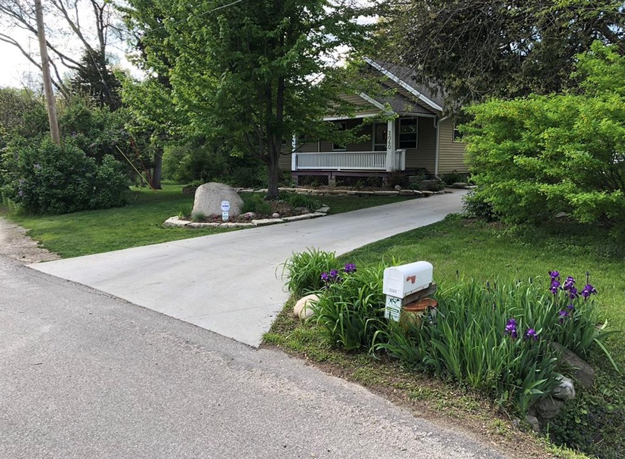 2060 Sylvia Ave NE, Cedar Rapids, IA 52402 - photo 1