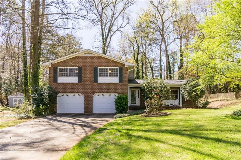 Charming cul-de-sac home with a perfect, welcoming