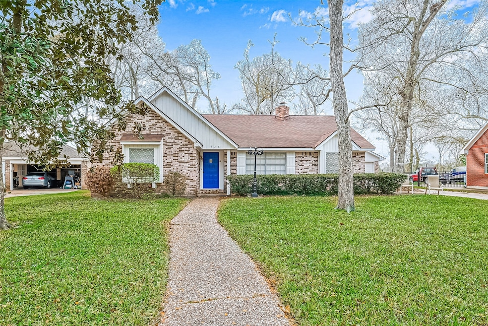 328 Saint Cloud Dr, Friendswood, TX 77546 - photo 1