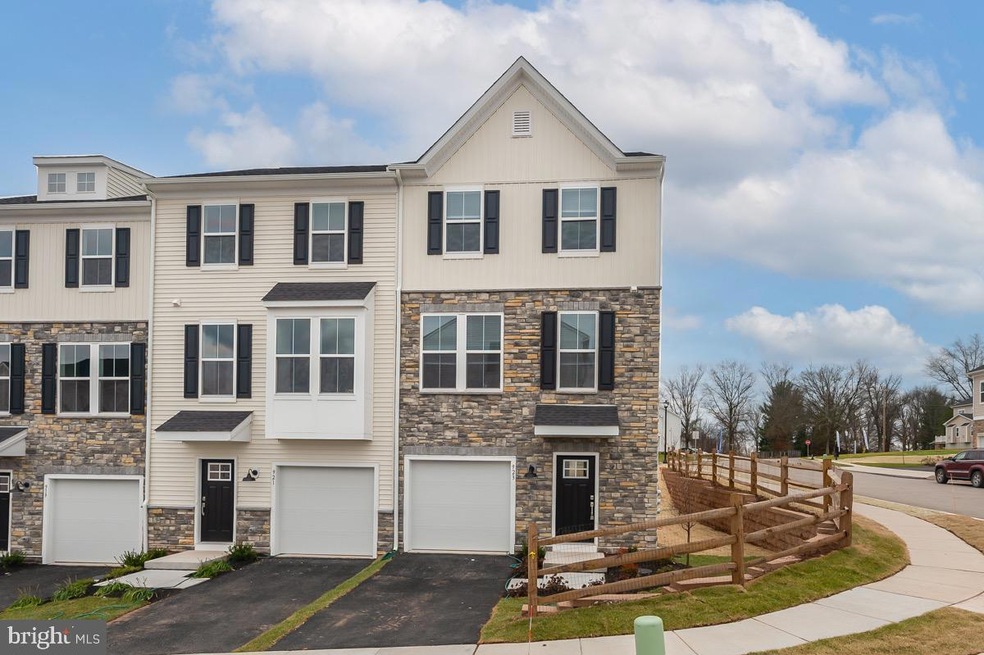 923 Magnolia Ln, Spring City, PA 19475 - photo 1