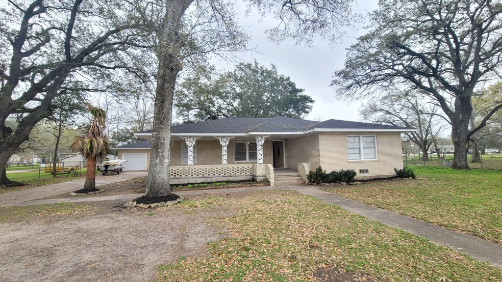 2717 Nichols Ave, Bay City, TX 77414 - photo 1