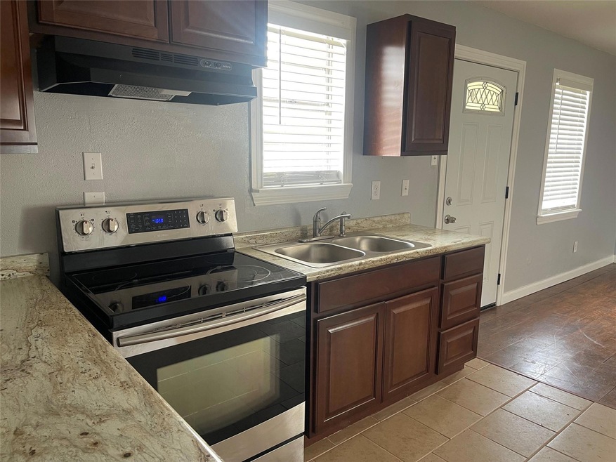 304 Front St, Pottsboro, TX 75076 - photo 1