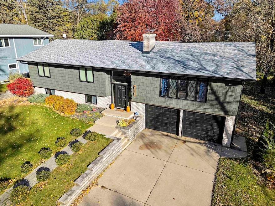 910 Pine Ridge Dr, Green Bay, WI 54311 - photo 1