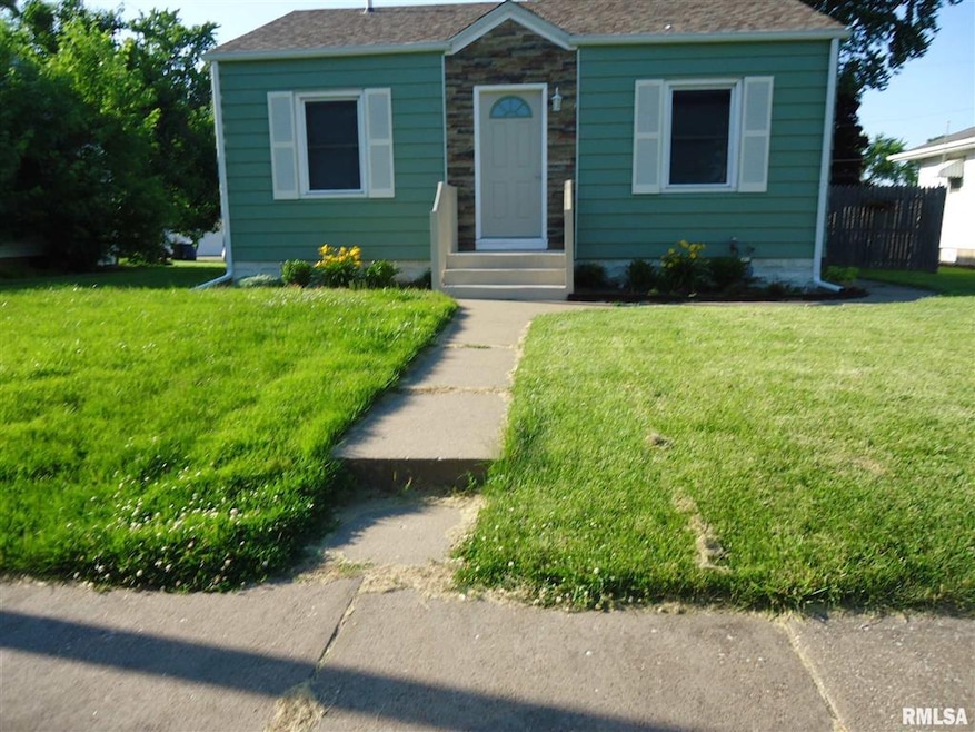 2348 W High St, Davenport, IA 52804 - photo 1