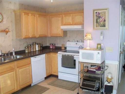 166 Pinehurst Ave unit 3, Swansea, MA 02777 - photo 1