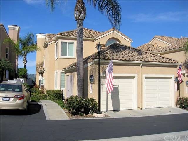 Lower level condo w/attached direct access garage,