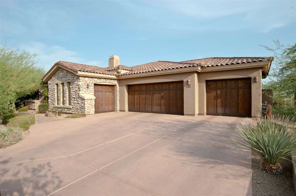 Front View/Driveway
