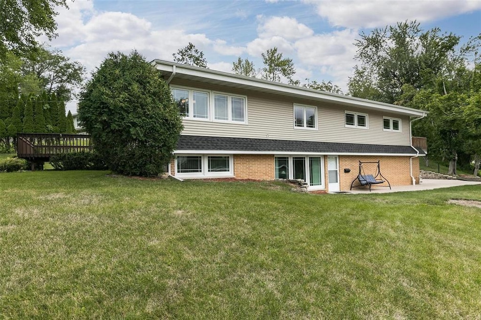 336 Indiandale Rd SE, Cedar Rapids, IA 52403 - photo 1