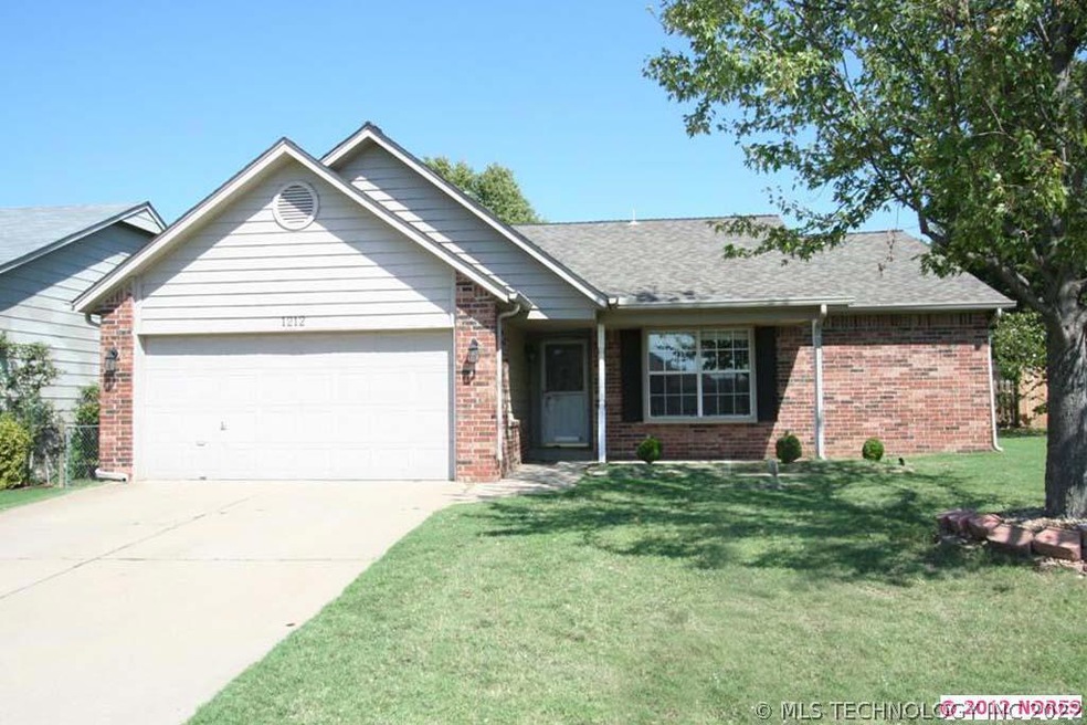 1212 W Utica St, Broken Arrow, OK 74011 - photo 1