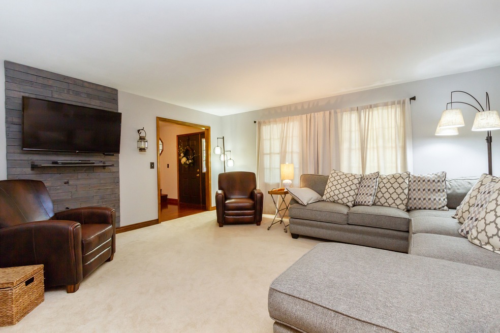 726 Newberry Dr, Batavia, IL 60510 - photo 1