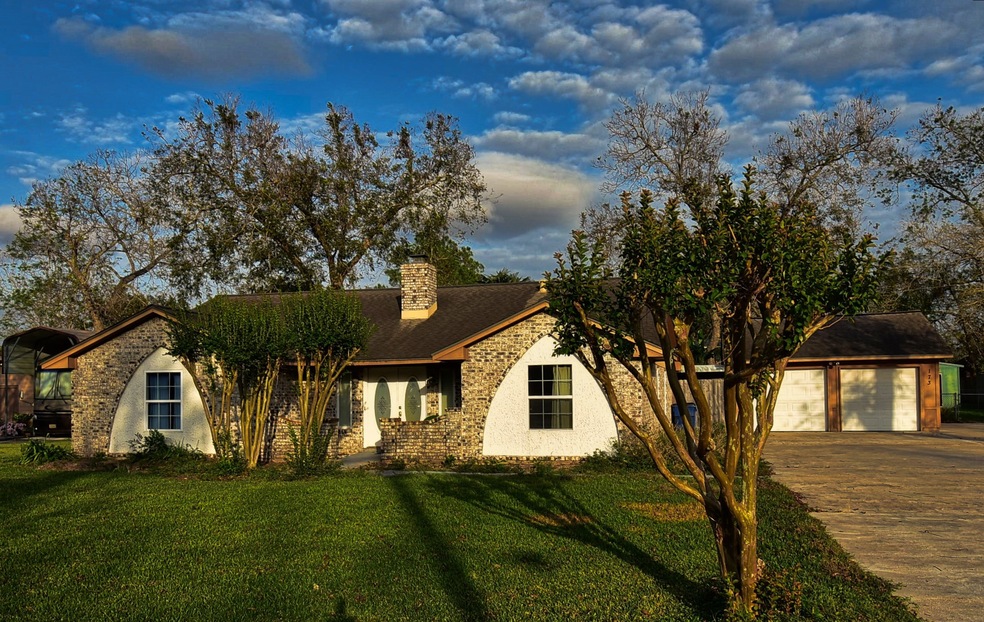 173 Nueces St, Bay City, TX 77414 - photo 1