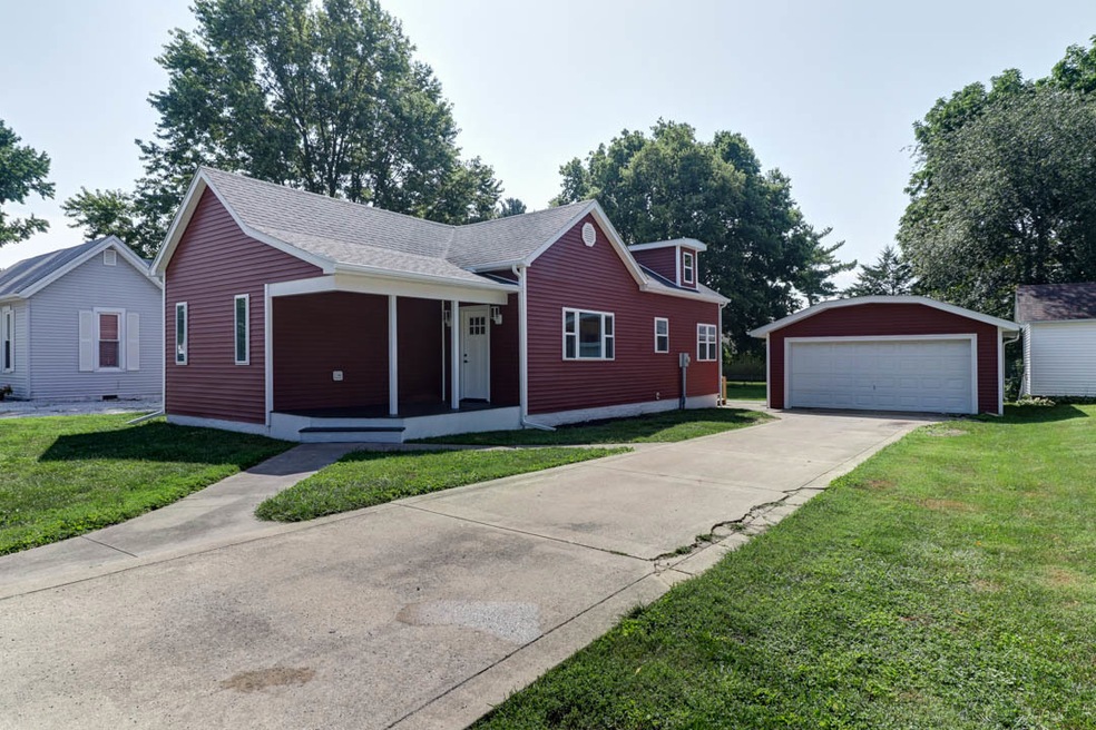 403 E Pinzon St, Tuscola, IL 61953 - photo 1
