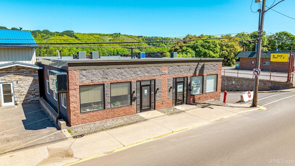 208 E Montezuma Ave, Houghton, MI 49931 - photo 1