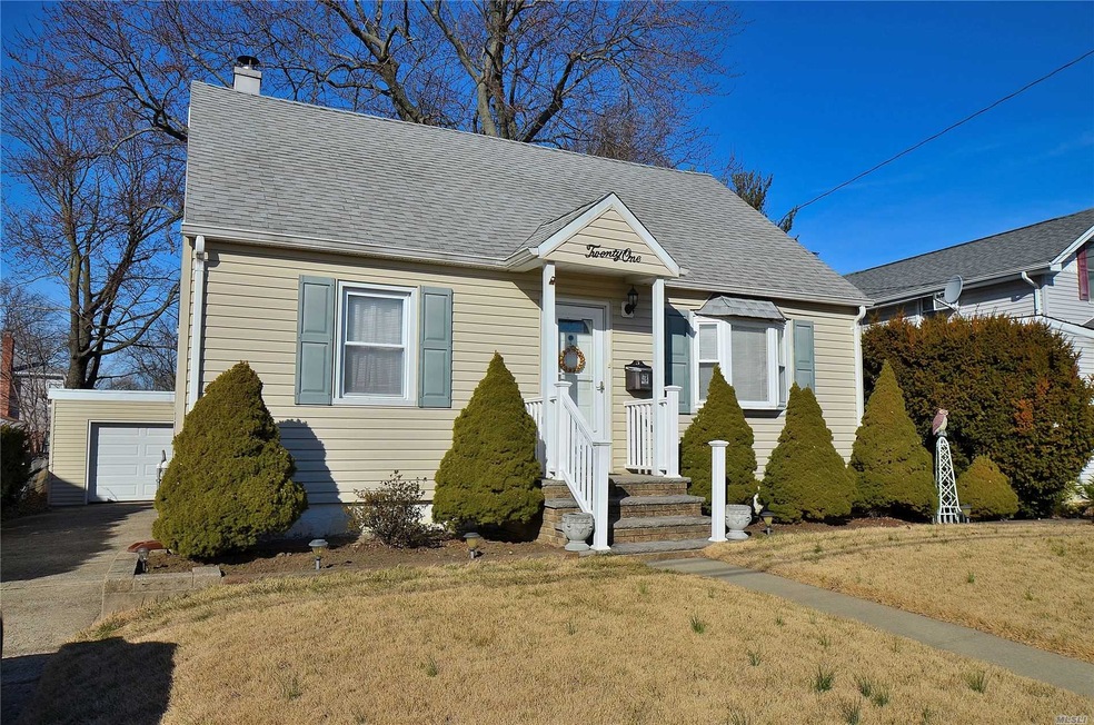 21 Bismark Ave, Valley Stream, NY 11581 - photo 1