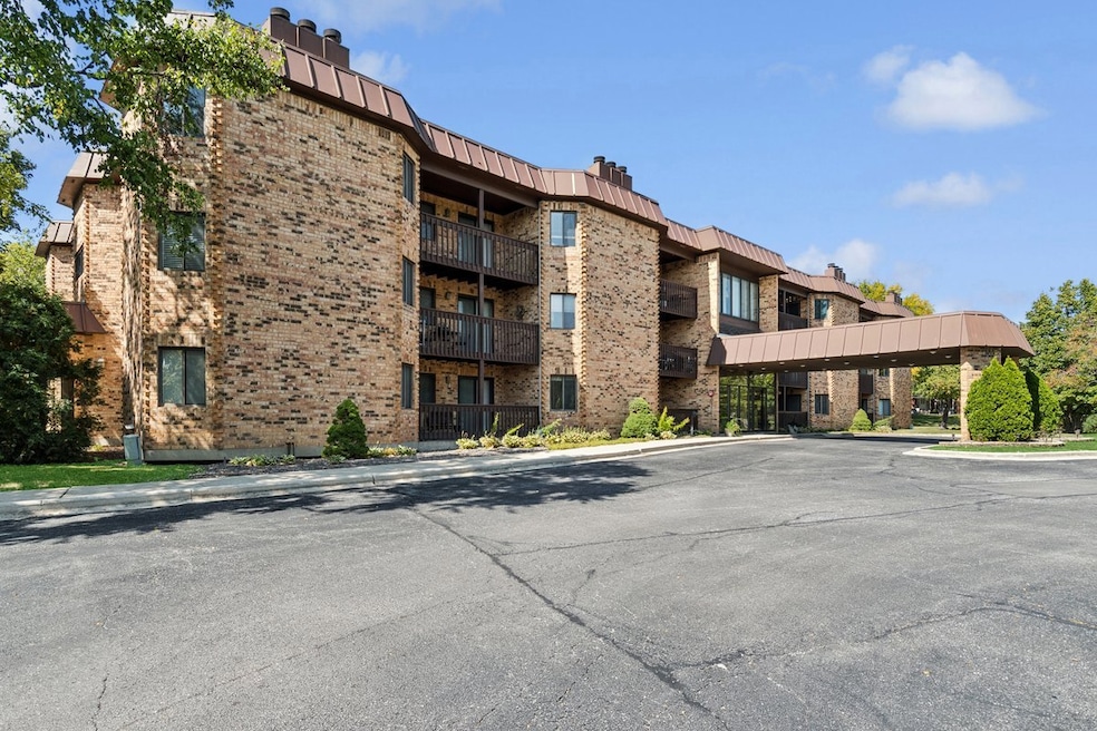 2880 Torrey Pine Ln unit 2F, Lisle, IL 60532 - photo 1