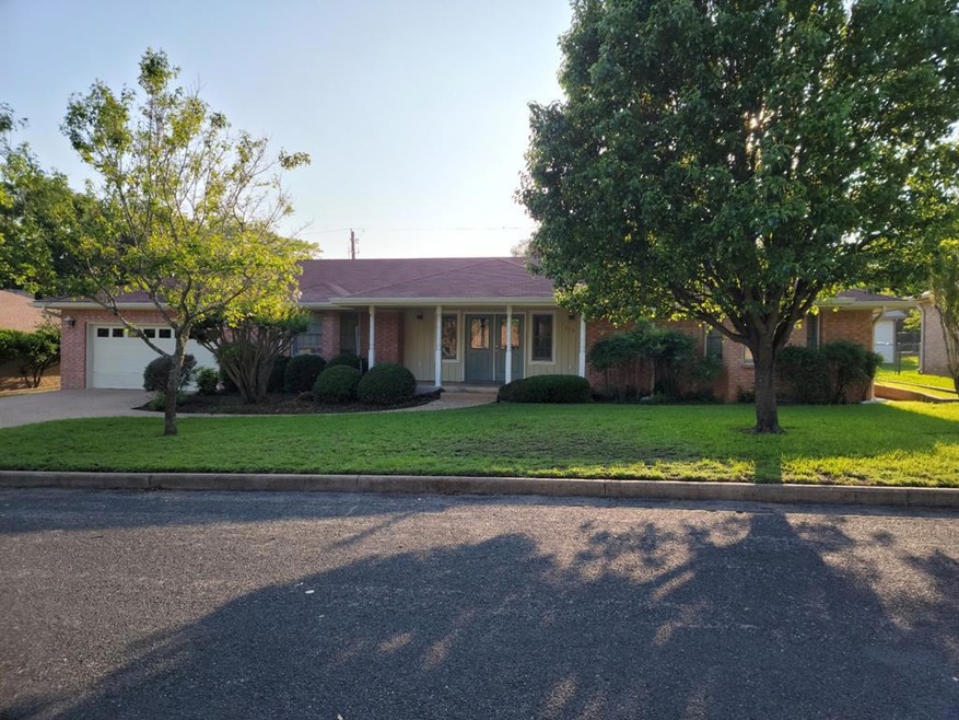 219 Edgewood Dr, Fredericksburg, TX 78624 - photo 1