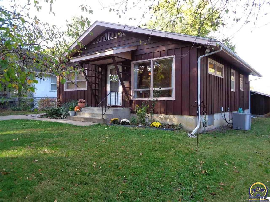 723 SW Cambridge Ave, Topeka, KS 66606 - photo 1