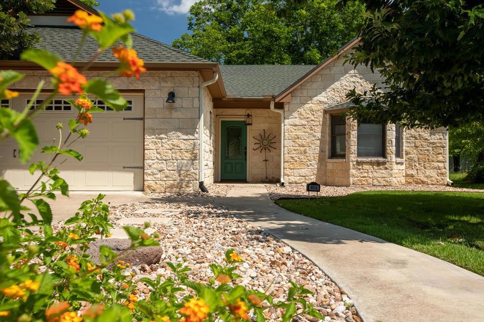 415 N Acorn St, Fredericksburg, TX 78624 - photo 1