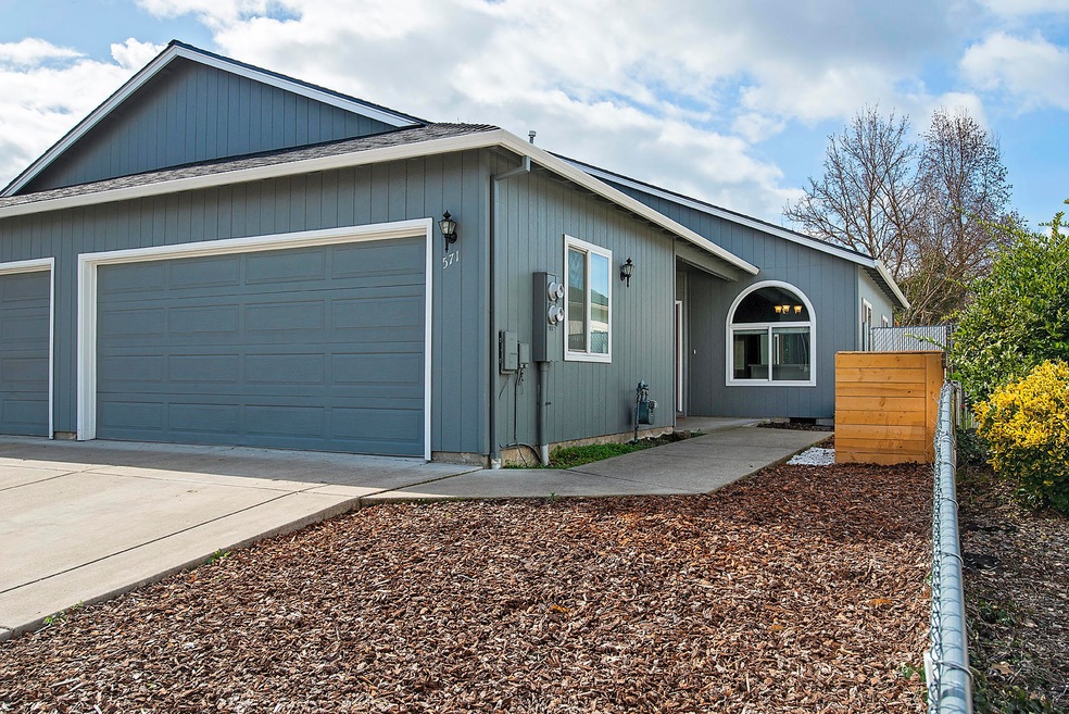 571 Mountain View Dr, Central Point, OR 97502 - photo 1