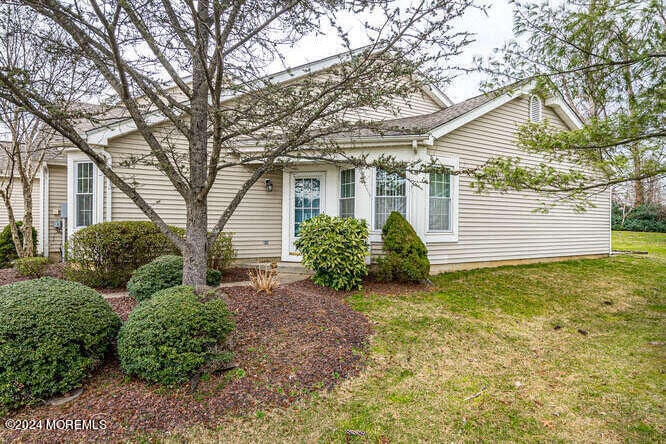 106 Aspen Ln Freehold NJ 07728-small-004