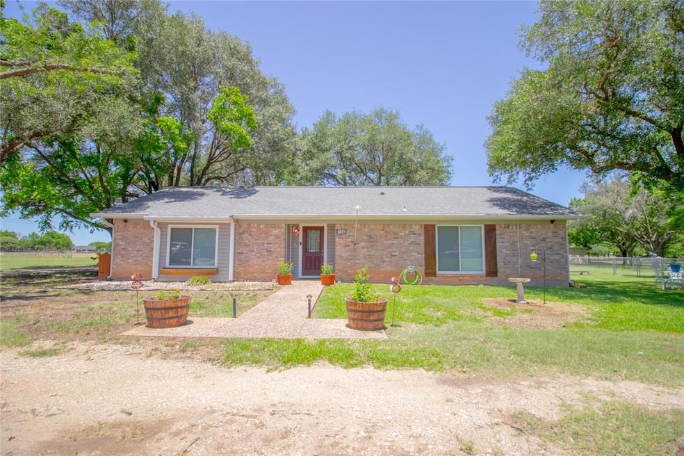 716 W 3rd St, Eddy, TX 76524 - photo 1