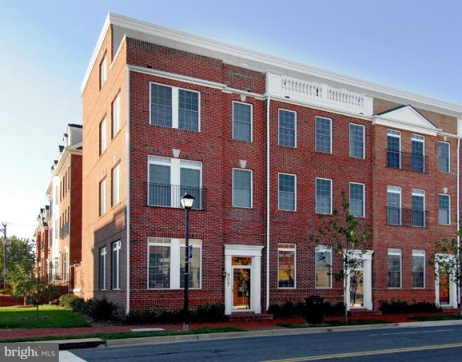 902 Slaters Ln, Alexandria, VA 22314 - photo 1