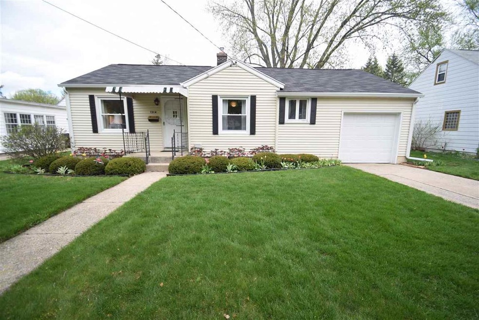 This 2 bedroom 1 bath house on a full basement in 