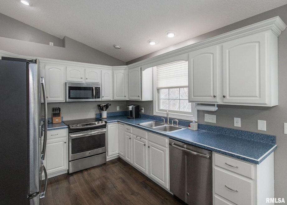 2205 W 57th St, Davenport, IA 52806 - photo 1