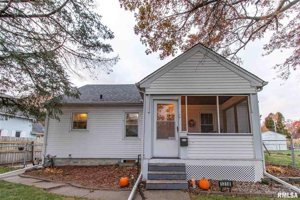 1318 N Division St, Davenport, IA 52804 - photo 1