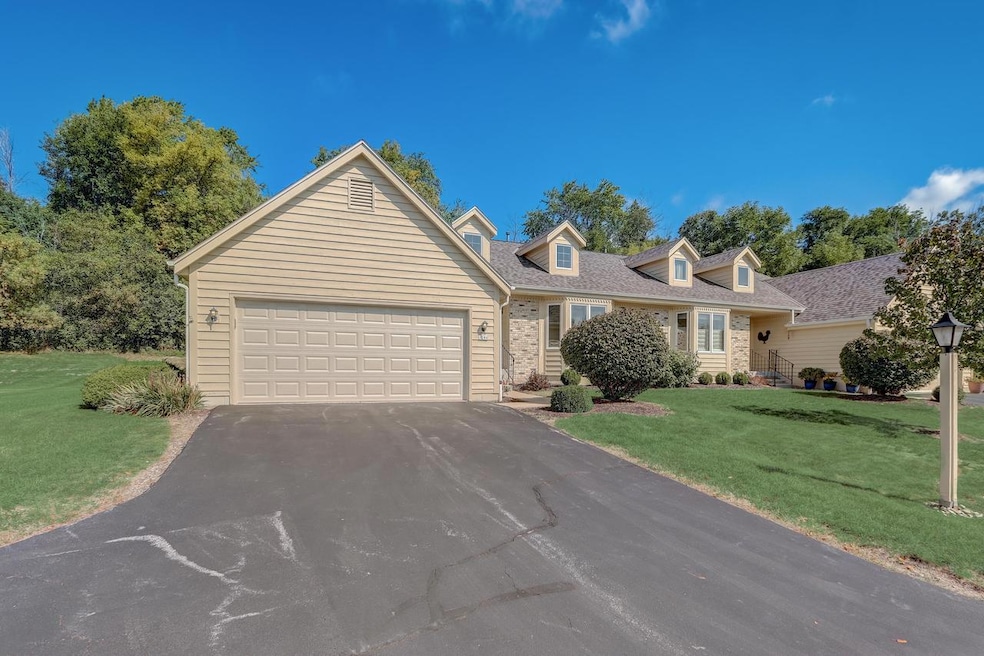 1280 Lansdowne Ct, Brookfield, WI 53045 - photo 1