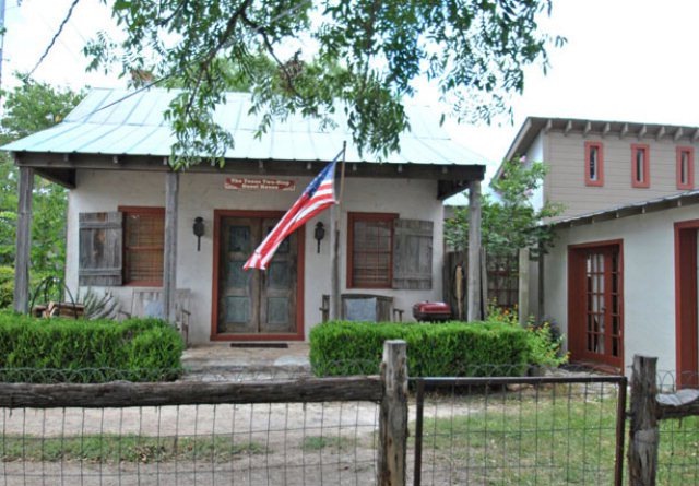 509 N Cherry St, Fredericksburg, TX 78624 - photo 1