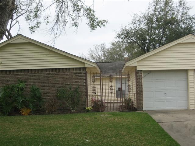 16430 Hibiscus Ln, Friendswood, TX 77546 - photo 1
