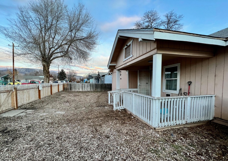 2010 Vine Ave, Klamath Falls, OR 97601 - photo 1