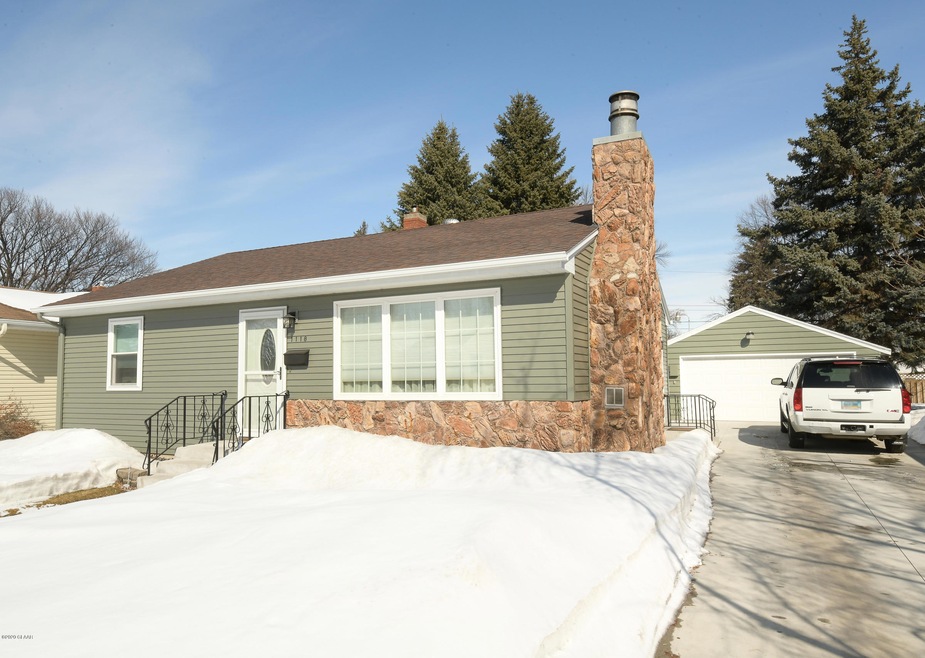 1118 Hammerling Ave, Grand Forks, ND 58201 - photo 1