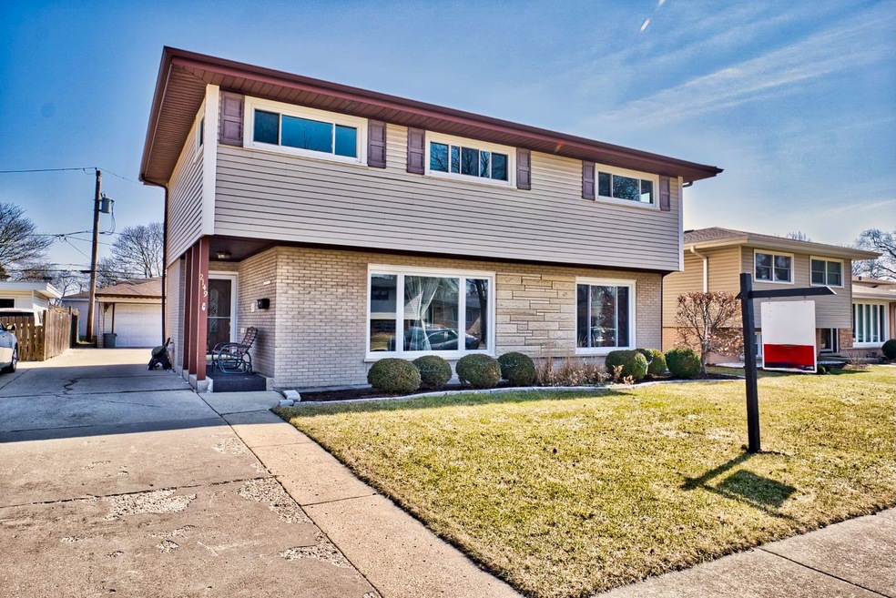 2149 Plainfield Dr, Des Plaines, IL 60018 - photo 1