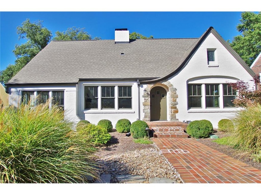 Welcome Home! 882 Barnett Street Perfect location 